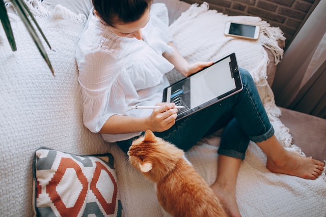 Laptop mit tippenden Händen – Live-Online-Seminar